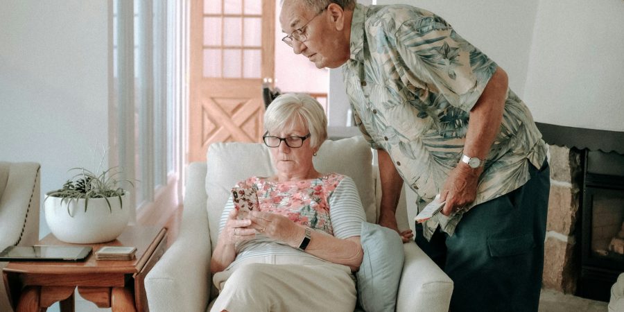 Husband and wife looking at phone - Travel agency forced to return refund to consumer